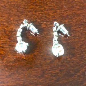 🌞 Vintage 5 Rhinestones lead to a bigger one i
On these dazzling earrings